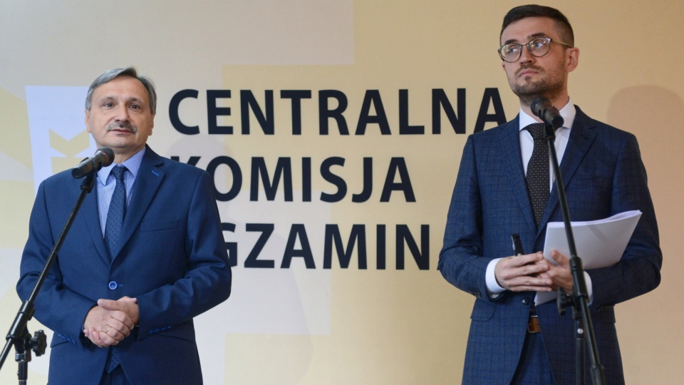 Wiceminisetr edukacji Maciej Kopeć (z lewej) i dyrektor Centralnej Komisji Egzaminacyjnej Marcin Smolik podczas konferencji prasowej. Fot. PAP/Jakub Kamiński