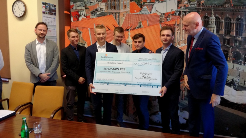 Członkowie zespołu Arrange otrzymali nagrodę w wysokości 3 tys. zł. Fot. Wiktor Strumnik