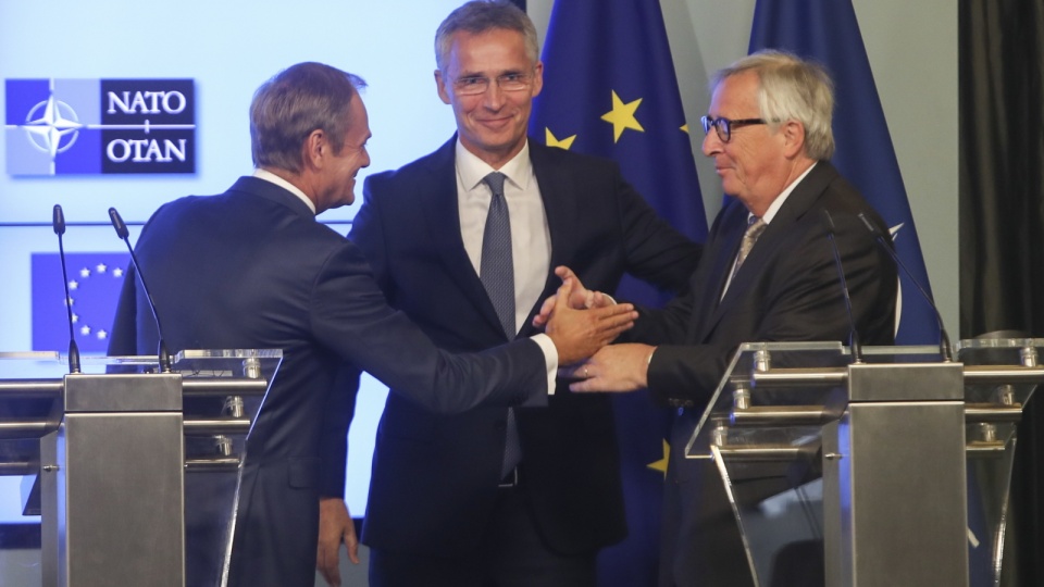 Sekretarz generalny NATO i szefowie instytucji UE podpisali deklarację w sprawie bezpieczeństwa europejskiego. Fot. PAP/EPA/OLIVIER HOSLET