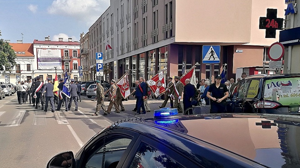 Włocławscy policjanci oddali hołd obrońcom ojczyzny, a także zabezpieczali przemarsz sztandarów i delegacji. Fot. KMP we Włocławku