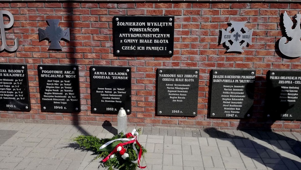 Mieszkańcy podbydgoskich miejscowości składali kwiaty m.in. przy tablicach upamiętniających pomordowanych w trakcie i po II wojnie światowej. Fot. Monika Siwak-Waloszewska
