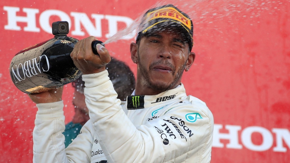 Lewis Hamilton cieszy się z triumfu w Grand Prix Japonii 2018. Fot. PAP/EPA/FRANCK ROBICHON