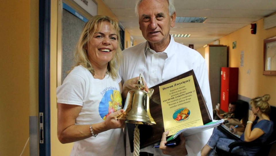 Na zdjęciu Wioletta Górska i prof. dr hab. n. med. Mariusz Wysocki, który od początku popierał pomysł zawieszenia "Dzwonu Zwycięzcy". Fot. nadeslane