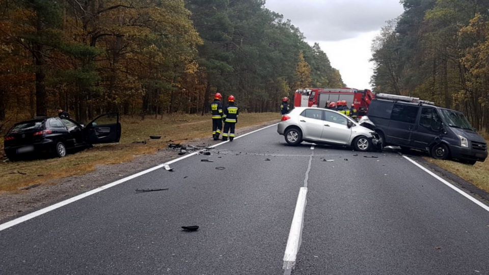 Na drodze krajowej nr 10, na trasie Toruń-Bydgoszcz, doszło do zderzenia dwoch samochodów osobowych i ciężarówki. Fot. nadeslane
