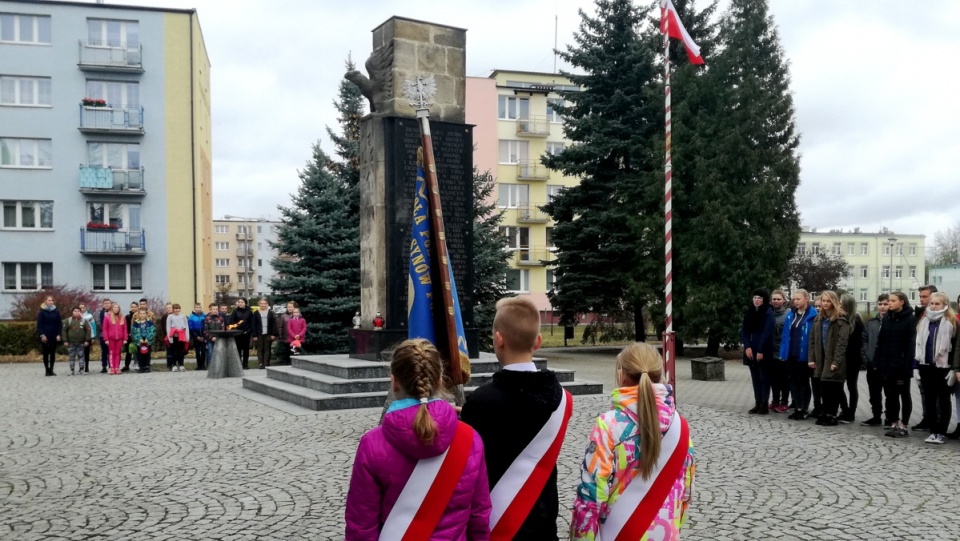 Przyszliśmy pod pomnik "10 pomordowanych w roku 1939". Dzisiaj oddamy im hołd - mówili uczniowie przybyli na uroczystość rocznicową. Fot. Marcin Doliński
