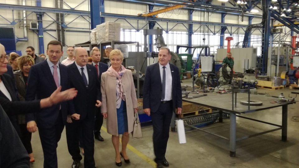 Premier Mateusz Morawiecki podczas zwiedzania fabryki Hydro-Vacuum w Grudziądzu/fot. Marcin Doliński