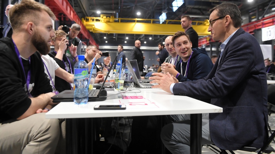 Premier Mateusz Morawiecki (z prawej) podczas odbywającego się w Warszawie festiwalu programowania "HackYeah". Fot. PAP/Jacek Turczyk