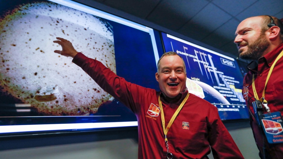 Personel NASA owacjami przywitał nadejście pierwszych zdjęć przesyłanych przez marsjańską sondę. Fot. PAP/EPA/AL SEIB/POOL