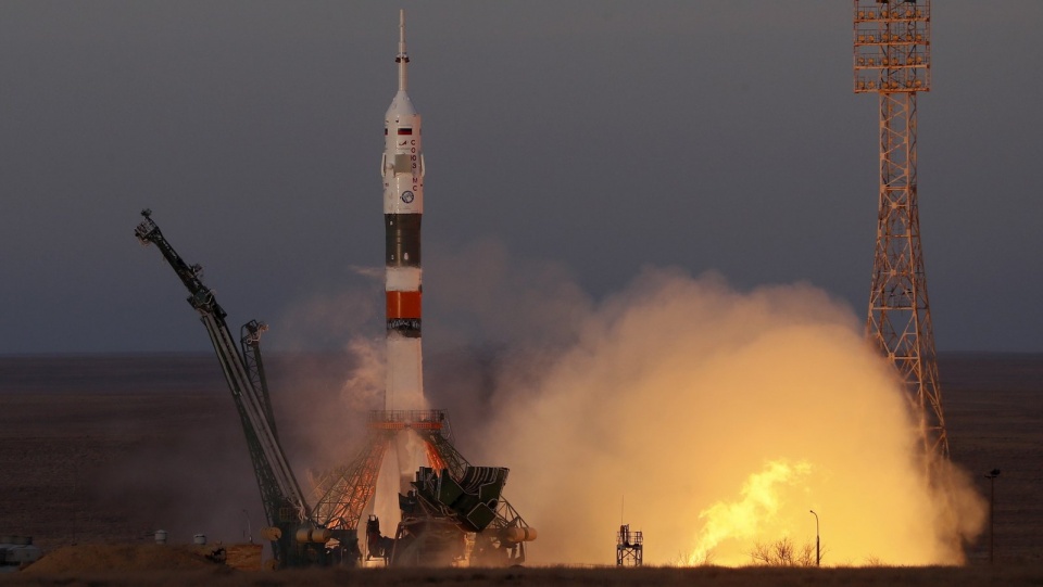Trójka kosmonautów stanowiących załogę statku "jest w drodze na Międzynarodową Stację Kosmiczną (ISS)" - podał Roskosmos. Fot. PAP/EPA