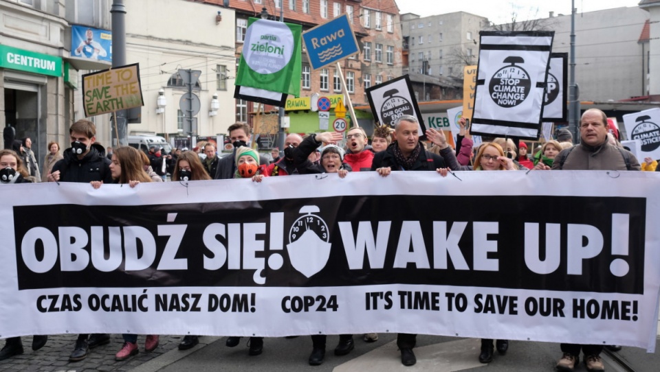 Uczestnicy marszu chcą wymusić na decydentach szybkie działania na rzecz walki z globalnym ociepleniem. Fot. PAP/Andrzej Grygiel