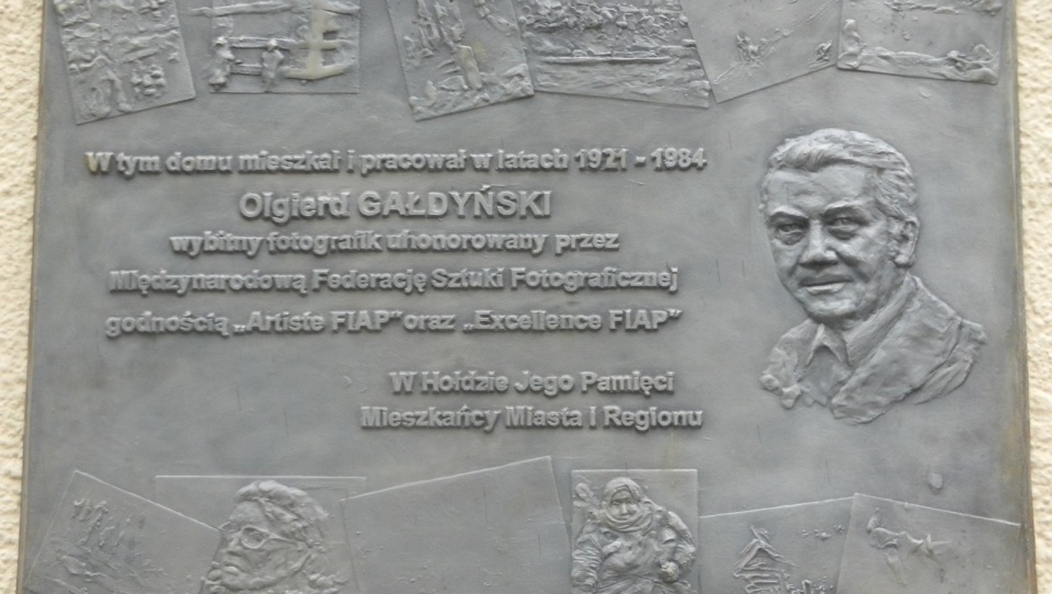Olgierdowi Gałdyńskiemu poświęcona została tablica pamiątkowa odsłonięta dziś przy ulicy Szerokiej 9 w Toruniu. Fot. Iwona Muszytowska-Rzeszotek