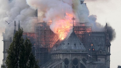 Płonie paryska katedra Notre Dame