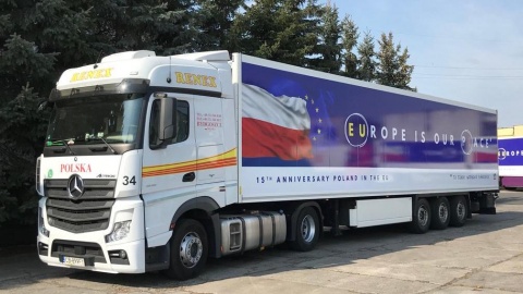 Tiry z Bydgoszczy jadą na europejskie drogi, promować 15-lecie Polski w UE
