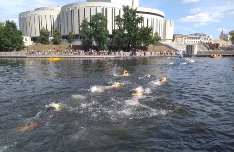 Amatorzy i uznani pływacy wskakują do Brdy. Woda Bydgoska 2019 [wideo, zdjęcia]