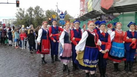 Studniówka bez poloneza Toruń tanecznym krokiem ruszył ku wolności