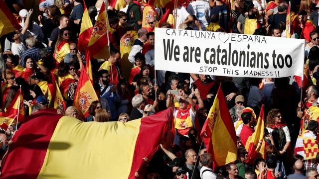 W Barcelonie wielotysięczna manifestacja zwolenników jedności Hiszpanii