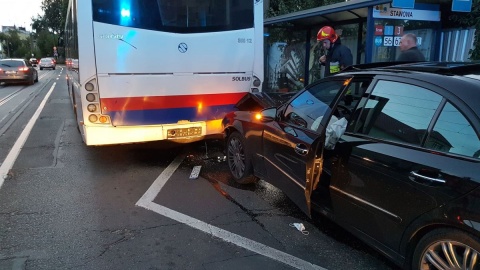 Uderzył w autobus na przystanku, ranny pasażer. Wyścig na ulicach Bydgoszczy [zdjęcia]