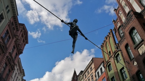 Rzeźby nad głowami przechodniów w Toruniu. Wystawa Jerzego Kędziory [zdjęcia]
