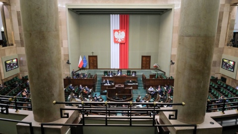 Sejm za dodatkami dla medyków i prawem do odmowy sprzedaży osobom bez maseczek