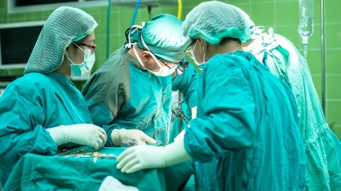 Nowatorska operacja w Toruniu. Takiego implantu jeszcze nie było [wideo]