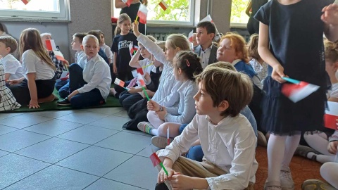 Tuż przed długim weekendem dzieci ze Szkoły Podstawowej nr 58 wzięły udział w patriotycznym apelu/fot: Katarzyna Bogucka