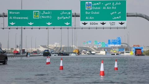 Główne ulice pod wodą, kierowcy uwięzieni w autach. Gwałtowne powodzie w Dubaju