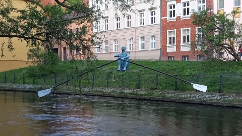 Przechodzący przez rzekę ma gości Wystawa rzeźb balansujących Jerzego Kędziory [zdjęcia, wideo]